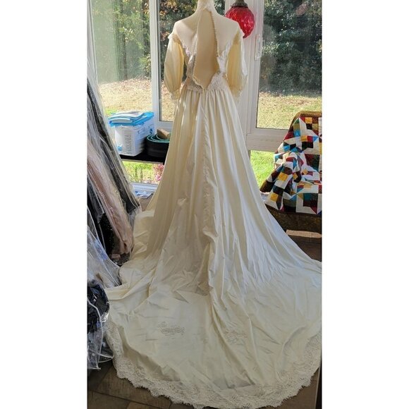 Fantastic Vintage Lace, Satin, Buttons, and puffy sleeves - Picture 11 of 16